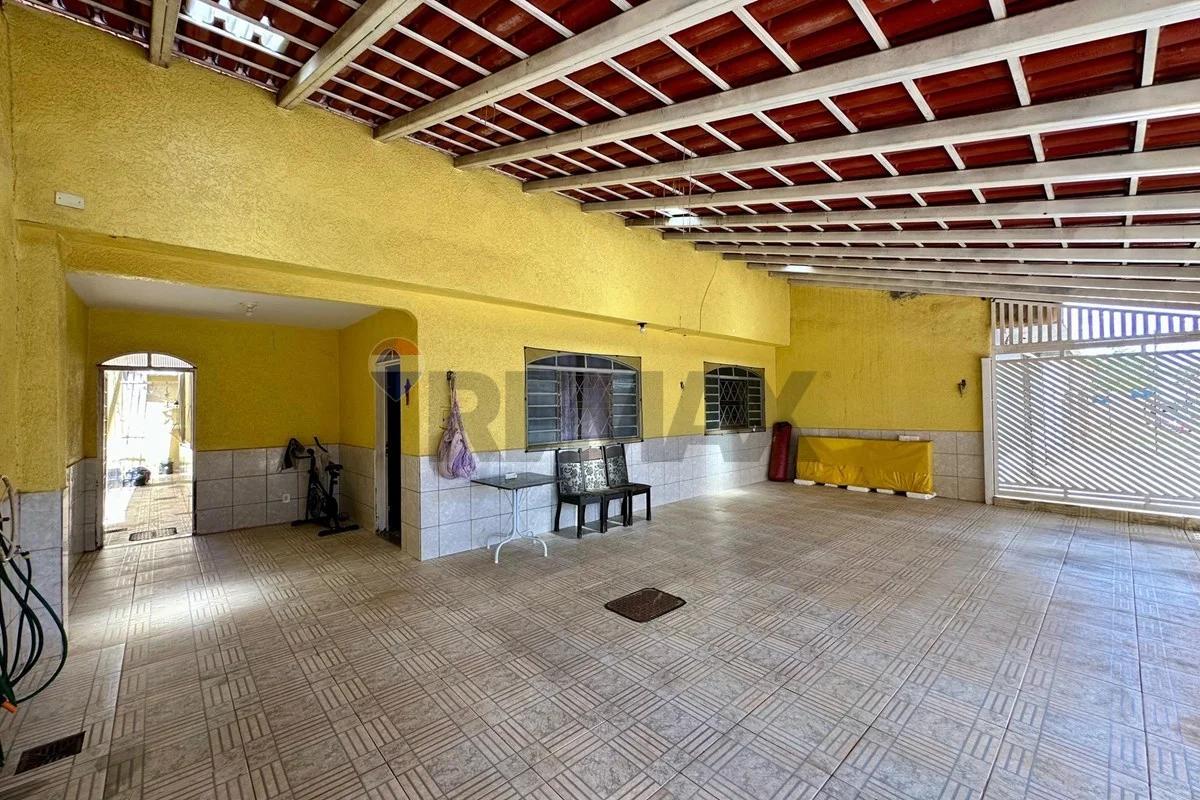 Casa Quadra 307, Recanto das Emas, 150m², 3 quartos com suíte e 4 vagas, aceita financiamento - foto 2