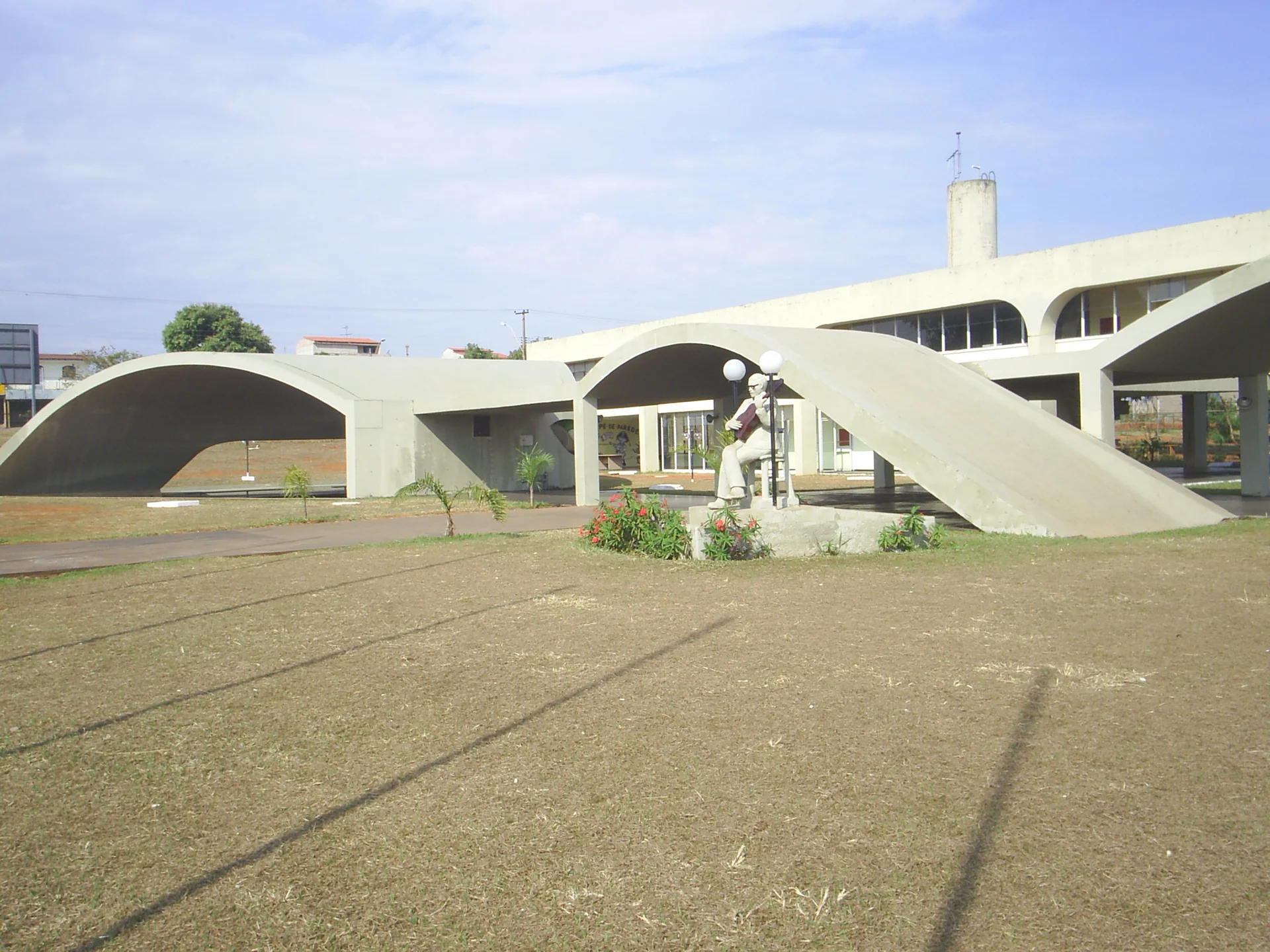 Projetada por Oscar Niemeyer, Casa do Cantador se destaca como celeiro de celebração musical e literária | Foto: Divulgação/Secec